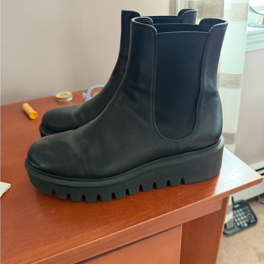 Black Women's Chelsea Boots